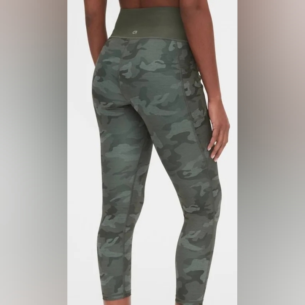 ✨️✨️GapFit High Rise Print Pocket 7/8 Leggings in Sculpt Revolution Camo✨️✨️